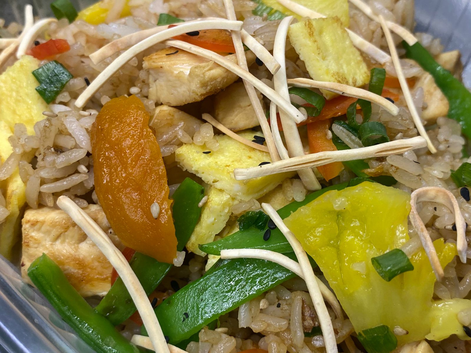 Chaufa Tropical con frutas exóticas, arroz chaufa y toque dulce - CHAUFAFIX