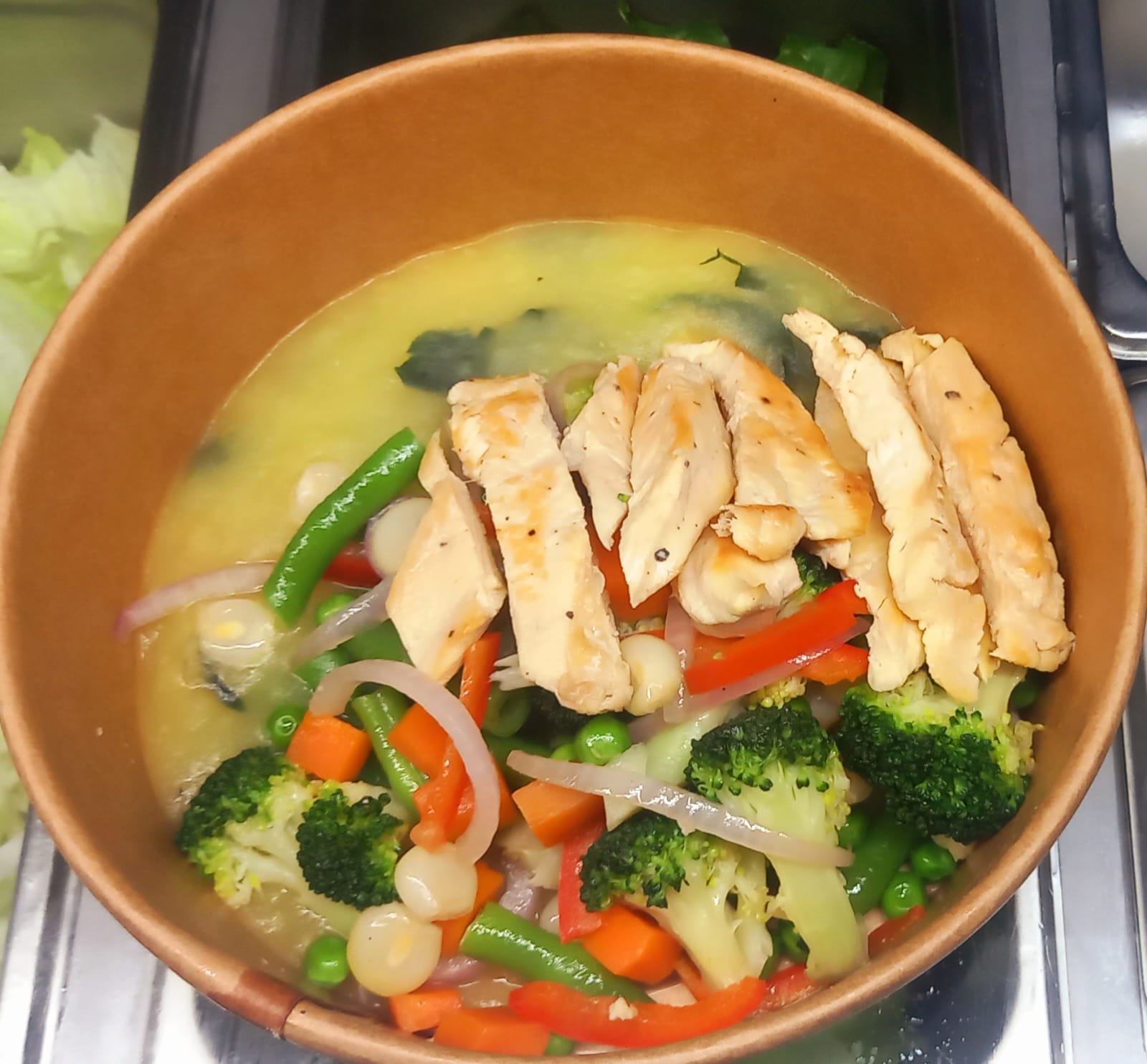 Ensalada Agrillada con vegetales grillados, proteínas y sabor saludable - CHAUFAFIX